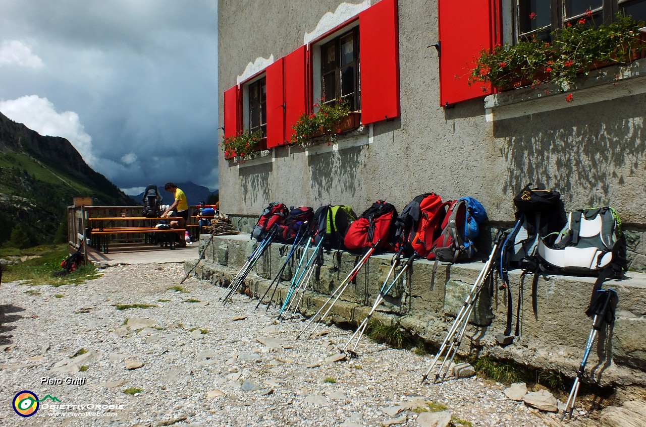 67 Sosta-ristoro al Rif. Laghi Gemelli (1968 m).JPG